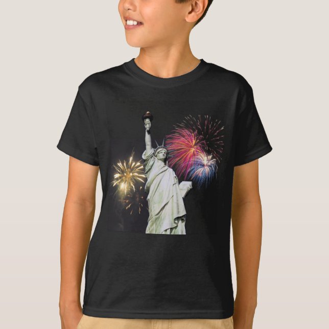 Camiseta Estatua de la libertad - fondo de los fuegos (Anverso)
