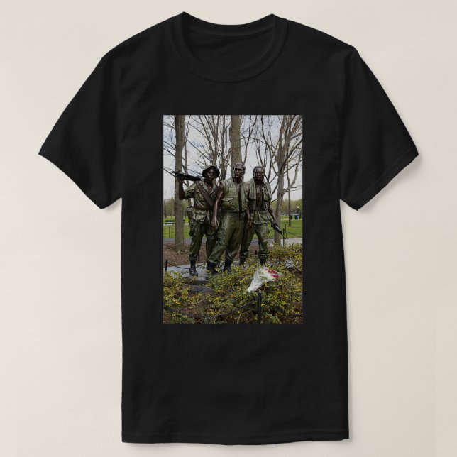 Camiseta Estatua de los soldados de tres hombres con flores (Diseño del anverso)