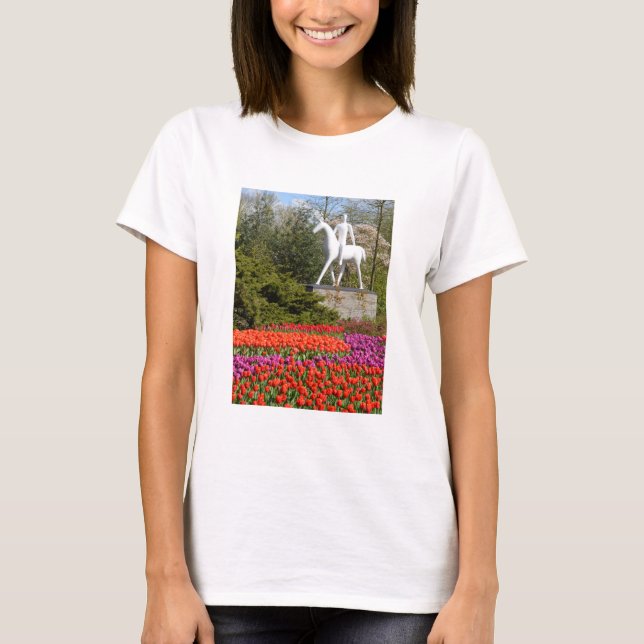Camiseta Estatua y tulipanes (Anverso)