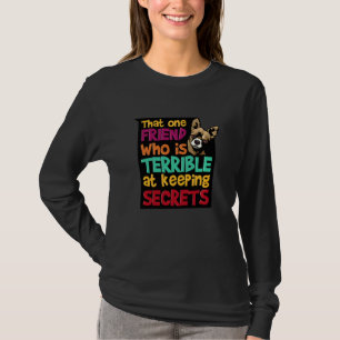 Camiseta Este Amigo Que Es Terrible De Mantener Secretos