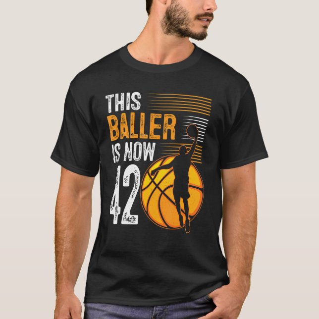 Camiseta Este Baller Ya Tiene 42 Años De Básquetbol 42 Bi (Anverso)