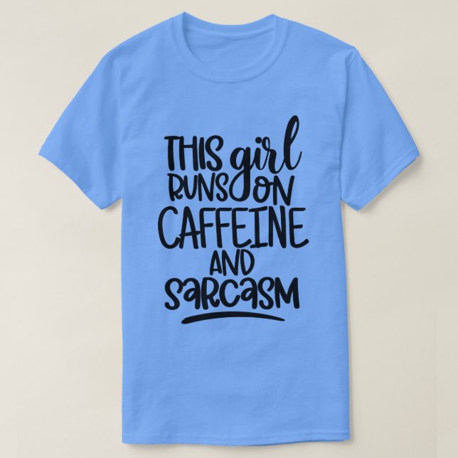 Camiseta Este Chica corre sobre cafeína y sarcasmo sarcásti (Diseño del anverso)