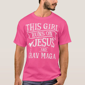 Camiseta Este Chica Corre Sobre Jesús Y Krav Maga está a fa