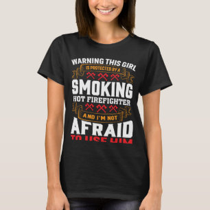 Camiseta Este Chica Está Protegido Por Una Girlfr De Bomber
