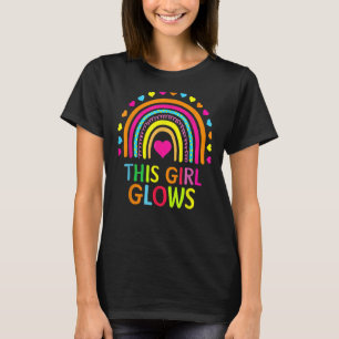 Camiseta Este Chica luce colores brillantes como el arco ir