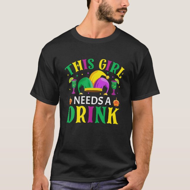 Camiseta Este Chica Necesita Una Bebida - Nola Mardi Gras F (Anverso)