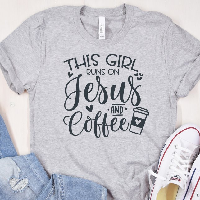 Camiseta Este Chica se enfrenta a Jesús y a los cristianos  (This Girl Runs On Jesus and Coffee Women's  Heather Grey T-Shirt)