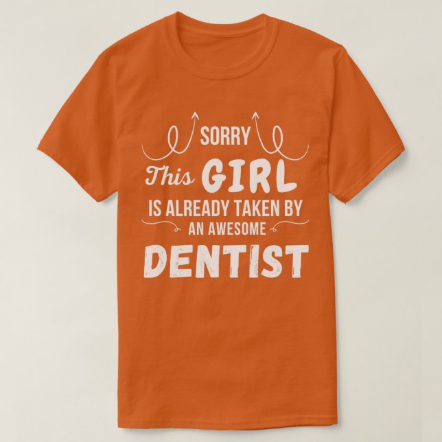 Camiseta Este Chica Ya Es Tomado Por Un Increíble Dentista. (Diseño del anverso)