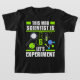 Camiseta Este Científico Loco Es 6 Curiosa Ciencia De Cumpl (Laydown)
