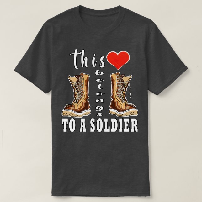 Camiseta Este Corazón Pertenece A Un Soldado (Diseño del anverso)