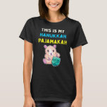Camiseta Este Es Mi Hanukkah Pajamakah Judah Menorah Chanu<br><div class="desc">Este Es Mi Hanukkah Pajamakah Judah Menorah Chanukah Cute 1</div>