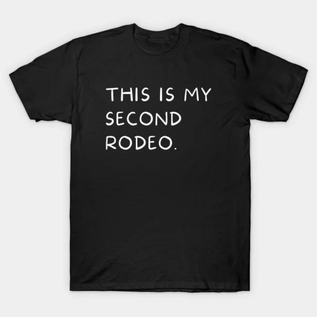 Camiseta "Este es mi segundo rodeo", en letras claras. (This is my second rodeo.)