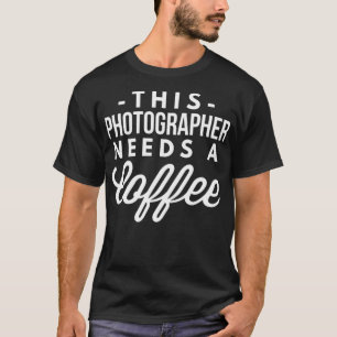 Camiseta Este fotógrafo necesita una cafetera mochila