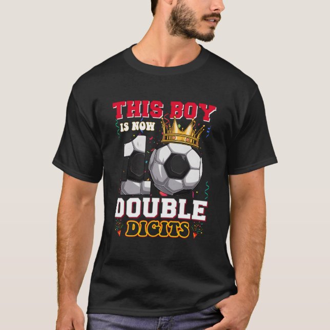 Camiseta Este niño ahora de 10 dígitos dobles en el fútbol  (Anverso)
