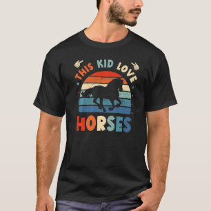 Camiseta Este niño ama a los caballos montando en caballo R