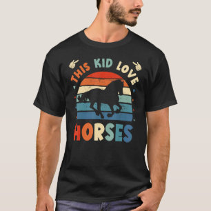 Camiseta Este niño ama a los caballos montando en caballo R