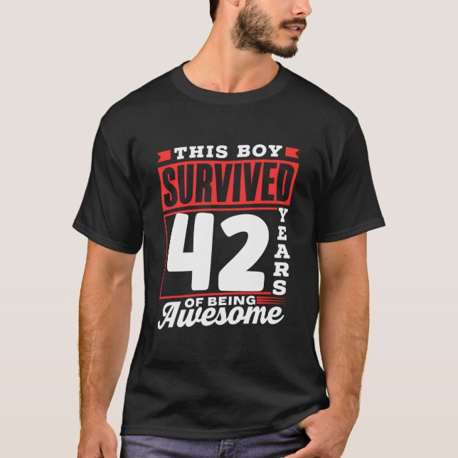 Camiseta Este Niño Sobrevivió A 42 Años De Ser Muchachos In (Anverso)