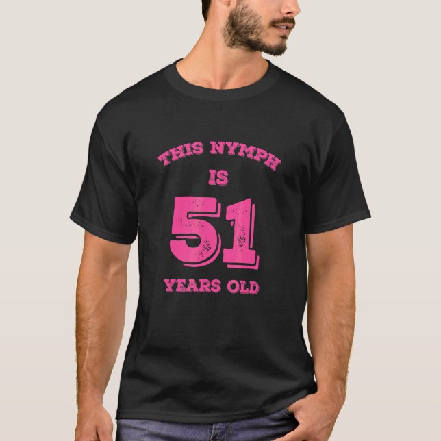 Camiseta Este Nymph Tiene 51 Años (Anverso)