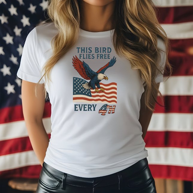 Camiseta este pájaro vuela libre cada 4. (Subido por el creador)
