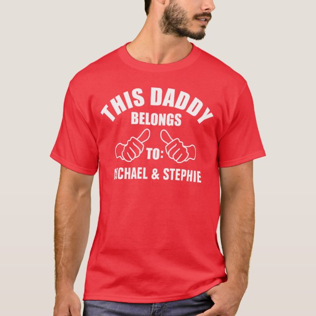 Camiseta Este papá pertenece "añade nombre " (Anverso)