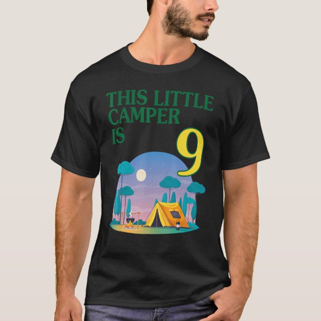 Camiseta Este Pequeño Camper Tiene 9 Años Feliz Cumpleaños  (Anverso)