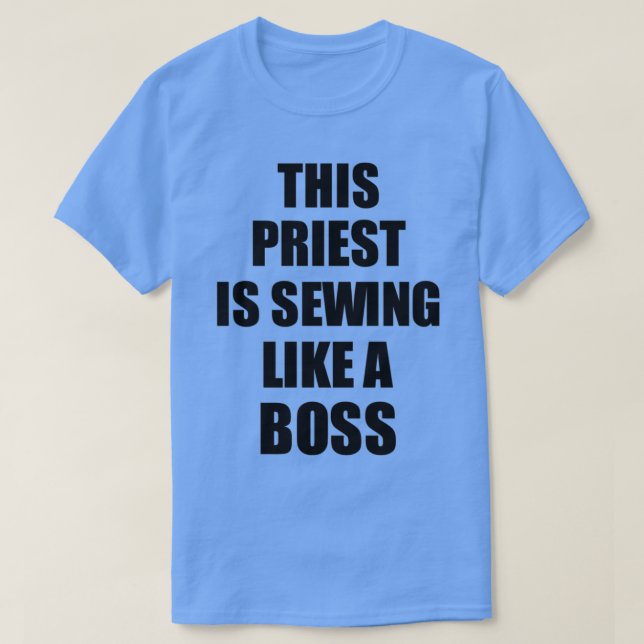 Camiseta Este Sacerdote está cosiéndose como un regalo grac (Diseño del anverso)