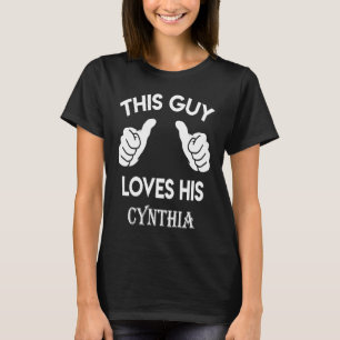 Camiseta Este tipo ama a su CYNTHIA aniversario de San Vale