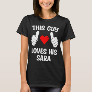 Camiseta Este tipo ama a su esposa Sara Girlfriend Valentin