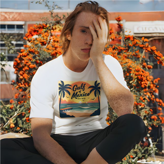 Camiseta Estilo de póster de viajes retro del Golfo de Méxi (Travel Poster Style Gulf of Mexico Since 1672 white t-shirt. )