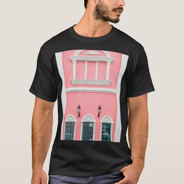 Camiseta Estilo Europeo, Edificio Rosa Exterior. (Anverso)