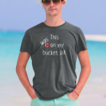 Camiseta Esto Está En Mi Viaje De Vacaciones De La Lista De<br><div class="desc">Este diseño fue creado a través del arte digital. Puede cambiar el estilo de esta camisa eligiendo Más > bajo la opción de estilo. Se puede personalizar en el área de proporcionar o personalizar eligiendo la opción de hacer clic en el personalizar y cambiando el nombre, las iniciales o las...</div>