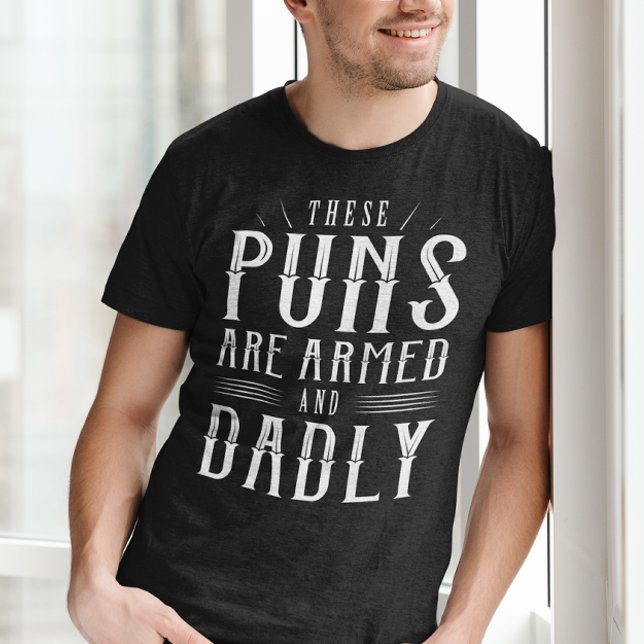Camiseta Estos Golpes Están Armados Y Tristemente (These puns are armed and dadly t-shirt dad joke)
