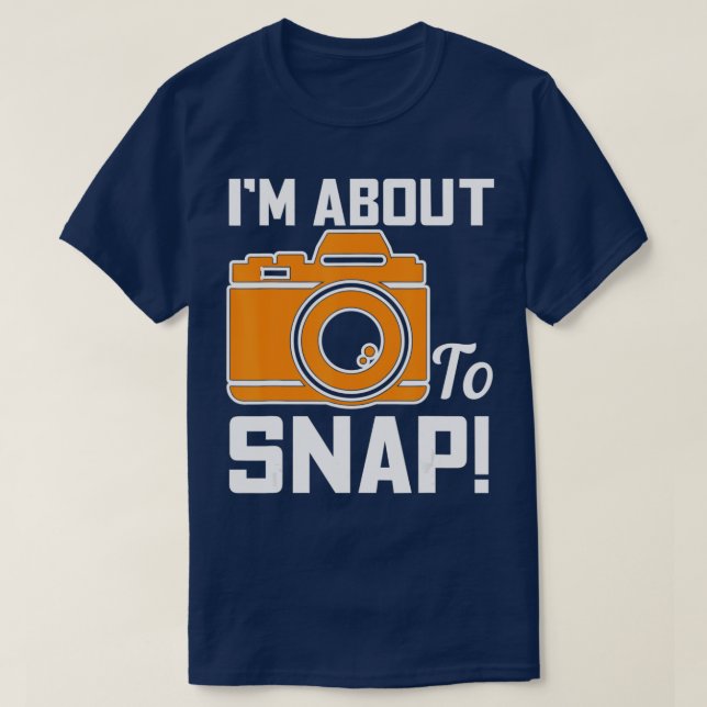 Camiseta Estoy A Punto De Ajustar Cámara Fotográfica (Diseño del anverso)