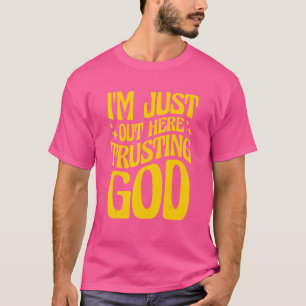 Camiseta Estoy Aquí Fuera Confiando En Dios