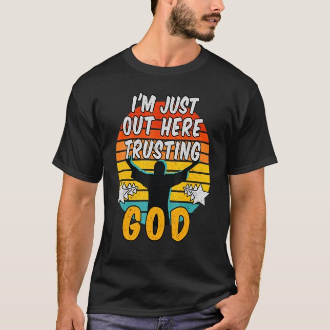 Camiseta Estoy Aquí Fuera Confiando En Dios 1 (Anverso)