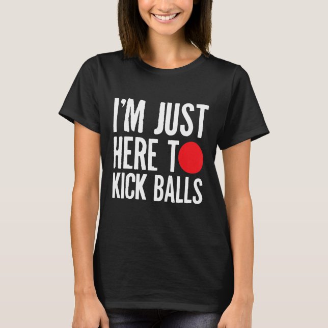 Camiseta Estoy Aquí Para Patear A Las Bolas De Kickball (Anverso)