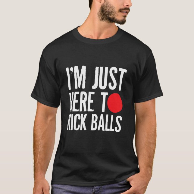Camiseta Estoy Aquí Para Patear A Las Bolas De Kickball (Anverso)