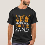 Camiseta Estoy aquí por la banda divertida de Marcha<br><div class="desc">Estoy Aquí Por La Banda. Divertido diseño de bandas de música para los que tocan saxofón, trompeta o tambor en una banda, orquesta o actuación musical. Mercadería de música de banda retro vintage de Guay para banda geek, nerd de banda o campamento de banda. Perfecto para el ensayo de bandas...</div>