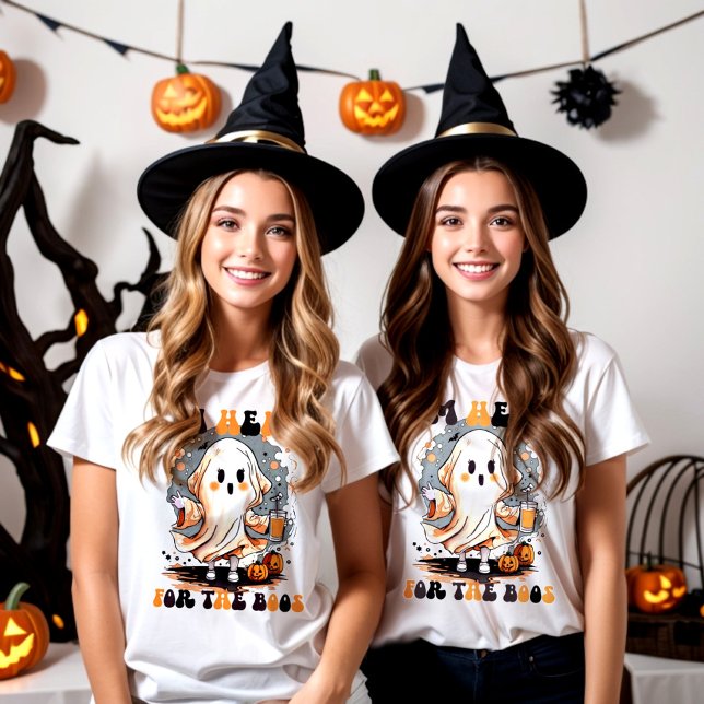 Camiseta Estoy aquí por los abucheos (two girls celebrating halloween with a ghost design t-shirt saying i'm here for the boos)