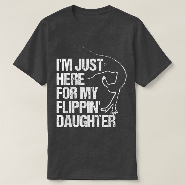 Camiseta Estoy aquí por mi hija de gimnasta. (Diseño del anverso)