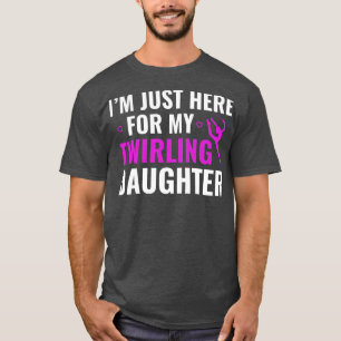 Camiseta Estoy aquí por mi hija de peluquería Baton Twirli