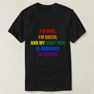 CAMISETA ESTOY AQUÍ, SOY QUEER, Y MI DOLOR CONJUNTO ES MOD