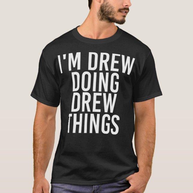 Camiseta ESTOY ARRIBA HACIENDO COSAS DREW Funny NOMBRE DE C (Anverso)