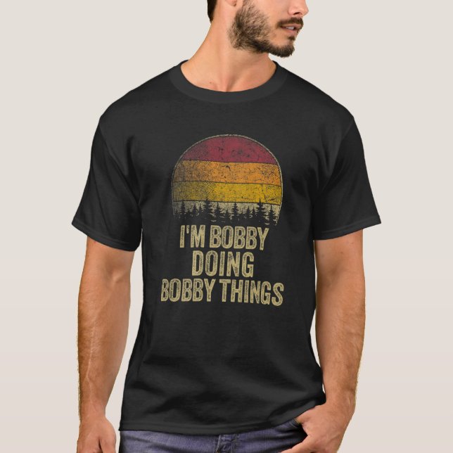 Camiseta ESTOY BOBBY HACIENDO COSAS BOBBY Humor Retro Nam. (Anverso)