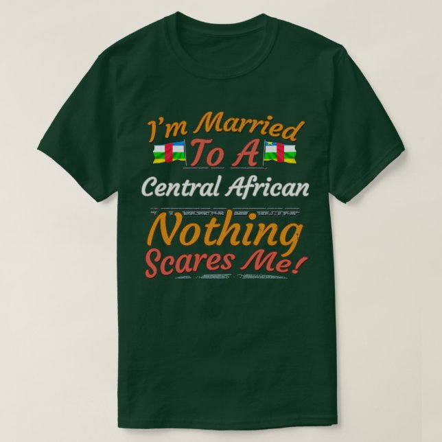 Camiseta Estoy Casada Con Un Centroafricano Nada Me Da Mied (Diseño del anverso)