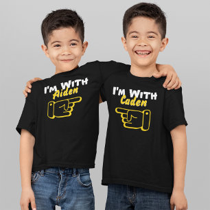 Camiseta Estoy con el nombre personalizado apuntando a la d