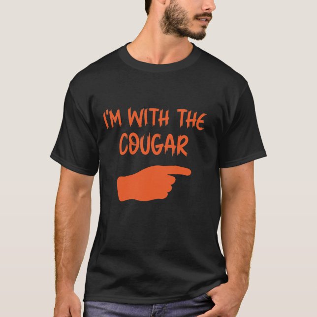 Camiseta Estoy con el regalo de cumpleaños de Cougar Humor  (Anverso)