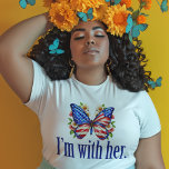 Camiseta Estoy con su Kamala Harris por la mariposa del pre<br><div class="desc">Estoy con su camiseta. Apoya a Kamala Harris por la presidencia. Hermosa bandera norteamericana mariposa con flores de bonito para un demócrata a quien le gustan los adorables diseños políticos.</div>