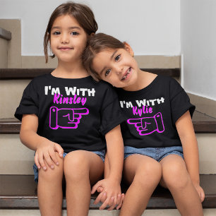 Camiseta Estoy con un nombre personalizado apuntando a Chic