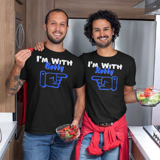 Camiseta Estoy con un nombre personalizado apuntando a un a